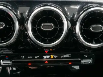 MERCEDES-BENZ CLA 250 AMG-Line LED Carplay DAB Alcantara