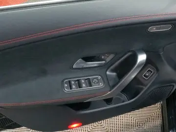 MERCEDES-BENZ CLA 250 AMG-Line LED Carplay DAB Alcantara