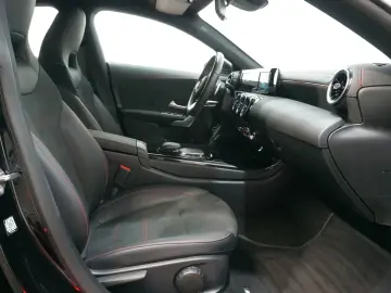 MERCEDES-BENZ CLA 250 AMG-Line LED Carplay DAB Alcantara