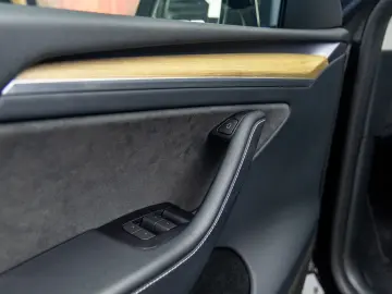Tesla Y Long Range Dual Motor All-Wheel Drive