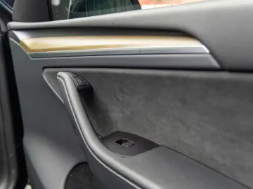 Tesla Y Long Range Dual Motor All-Wheel Drive