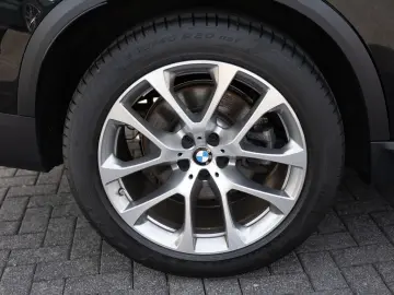 BMW X5 xDrive 30d FACEL. AHK NAVI KAMERA SHZ PDC
