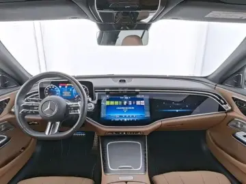 Mercedes-Benz E 220d PANO SUPERSCREEN INT-BRAUN AMG