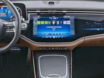 Mercedes-Benz E 220d PANO SUPERSCREEN INT-BRAUN AMG