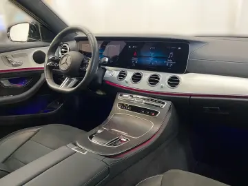 MERCEDES-BENZ E 300 e 4M AMG Distr. Kam AHK Pano LED Memory