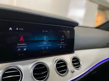 MERCEDES-BENZ E 300 e 4M AMG Distr. Kam AHK Pano LED Memory