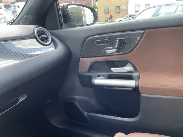 MERCEDES-BENZ GLA 200 AMG LINE ADVAN  HUD PANO 360 C…