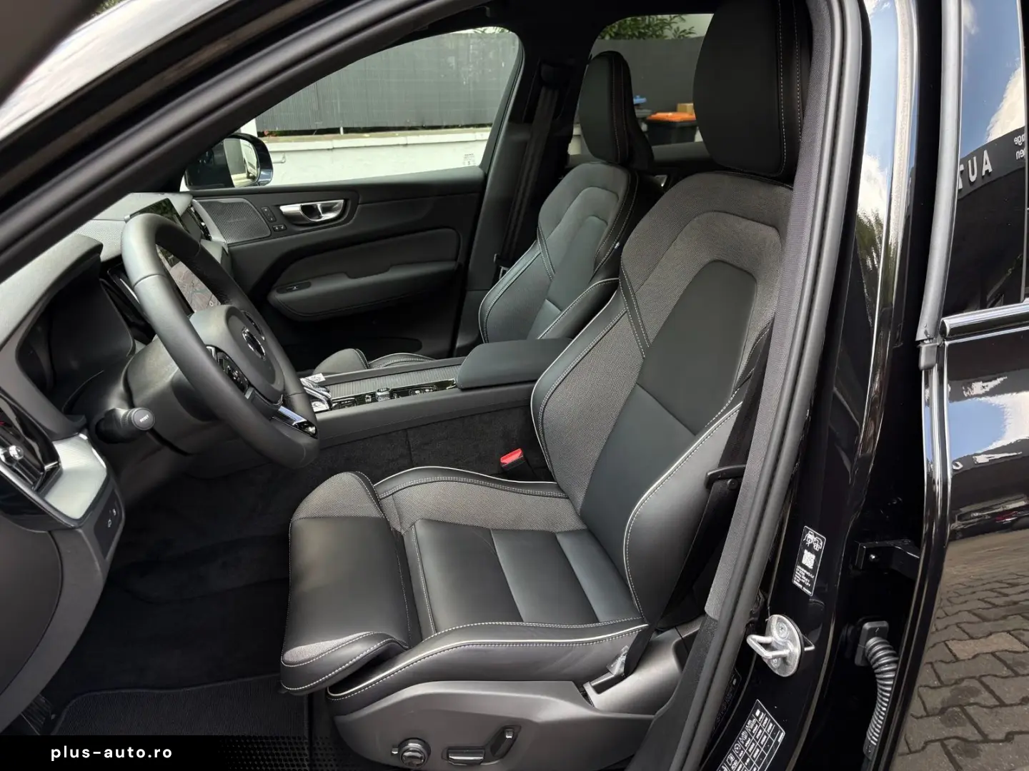 VOLVO XC60 T6 FACELIFT Plus Black