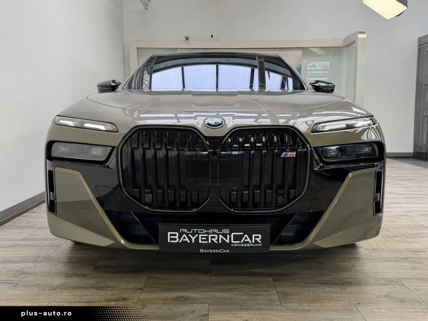 BMW M760 e xDr. Executive TwoTone TV B&W UPE218