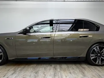 BMW M760 e xDr. Executive TwoTone TV B&W UPE218
