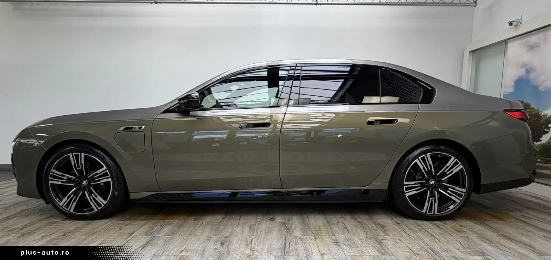 BMW M760 e xDr. Executive TwoTone TV B&W UPE218