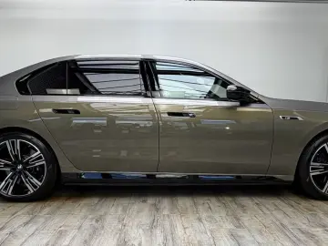 BMW M760 e xDr. Executive TwoTone TV B&W UPE218