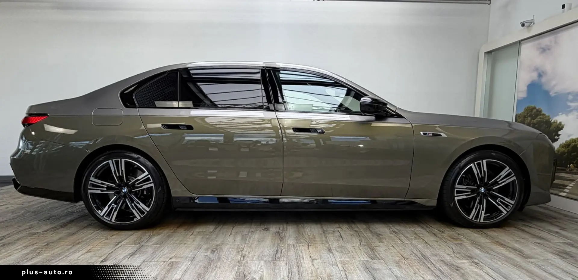 BMW M760 e xDr. Executive TwoTone TV B&W UPE218
