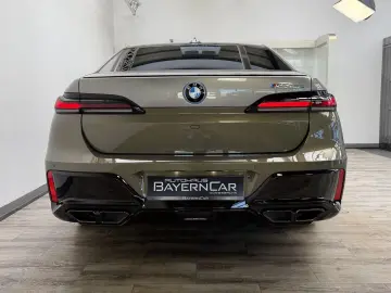 BMW M760 e xDr. Executive TwoTone TV B&W UPE218