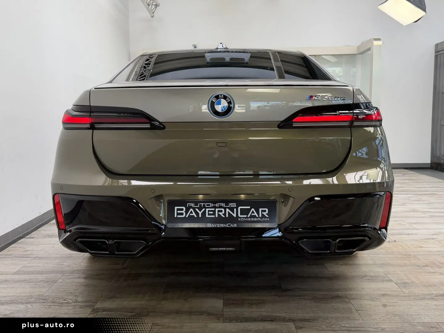 BMW M760 e xDr. Executive TwoTone TV B&W UPE218
