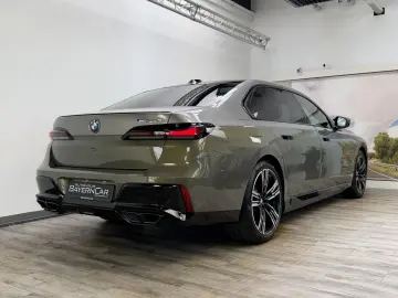 BMW M760 e xDr. Executive TwoTone TV B&W UPE218