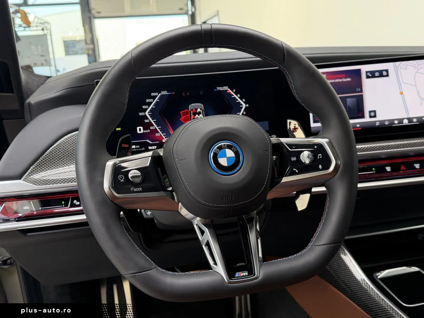 BMW M760 e xDr. Executive TwoTone TV B&W UPE218