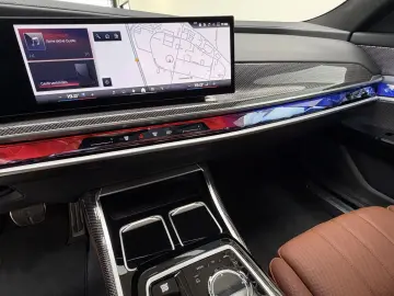 BMW M760 e xDr. Executive TwoTone TV B&W UPE218