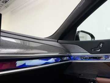 BMW M760 e xDr. Executive TwoTone TV B&W UPE218