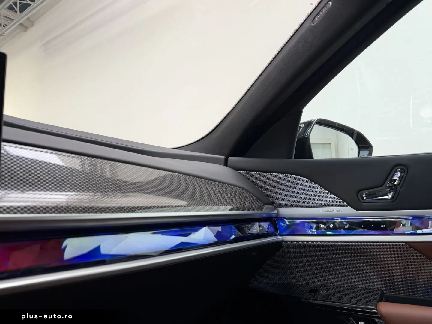 BMW M760 e xDr. Executive TwoTone TV B&W UPE218