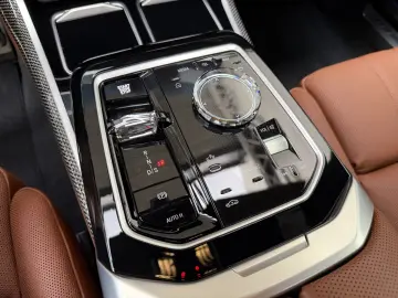 BMW M760 e xDr. Executive TwoTone TV B&W UPE218