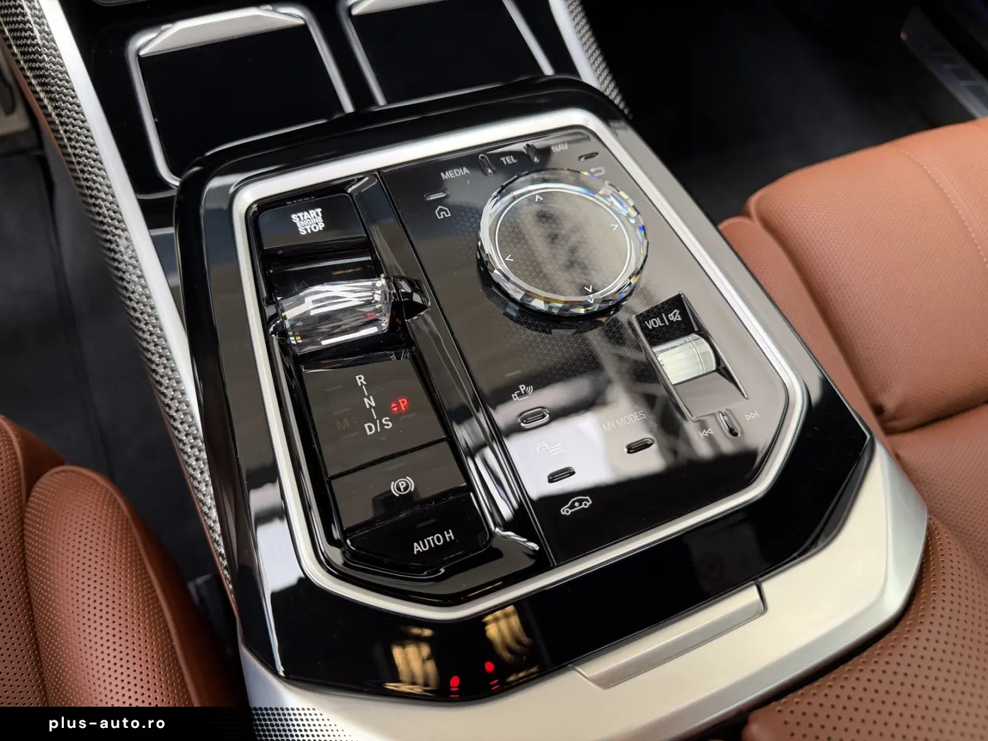 BMW M760 e xDr. Executive TwoTone TV B&W UPE218