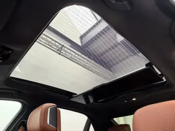 BMW M760 e xDr. Executive TwoTone TV B&W UPE218