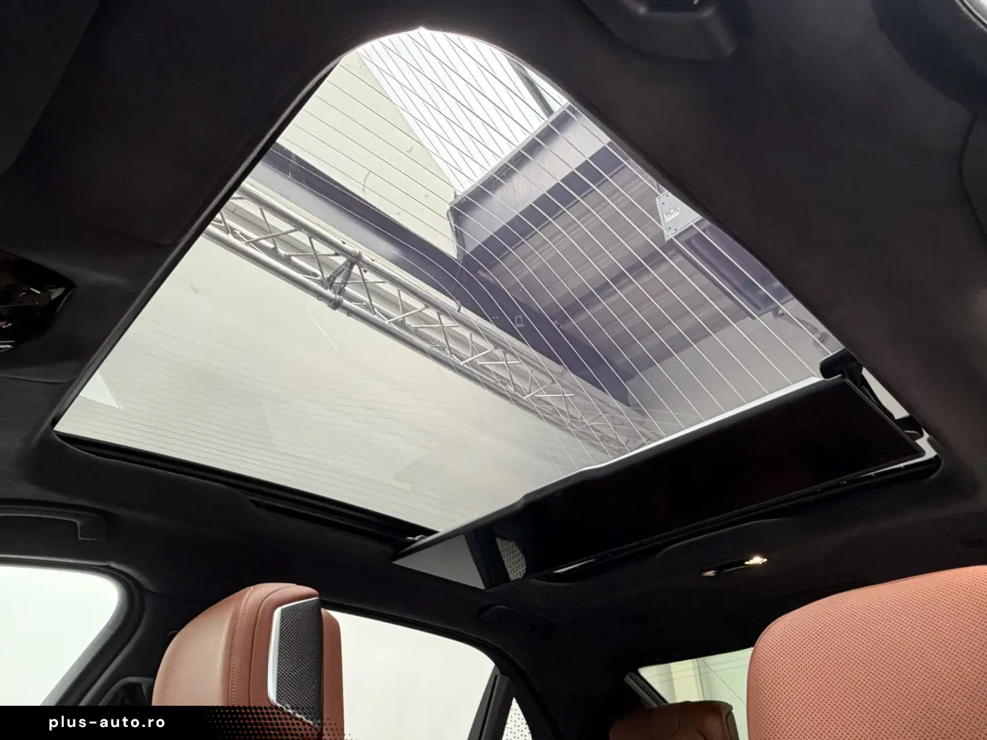BMW M760 e xDr. Executive TwoTone TV B&W UPE218