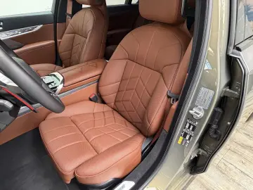 BMW M760 e xDr. Executive TwoTone TV B&W UPE218
