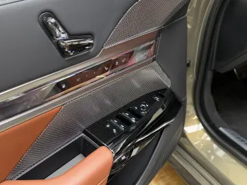 BMW M760 e xDr. Executive TwoTone TV B&W UPE218