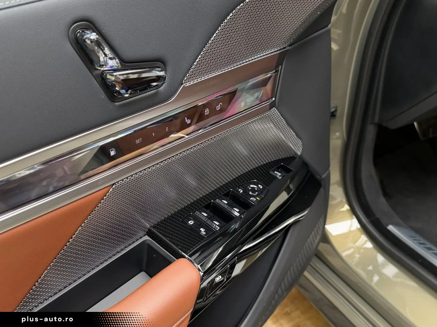 BMW M760 e xDr. Executive TwoTone TV B&W UPE218