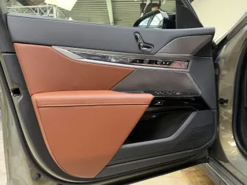 BMW M760 e xDr. Executive TwoTone TV B&W UPE218