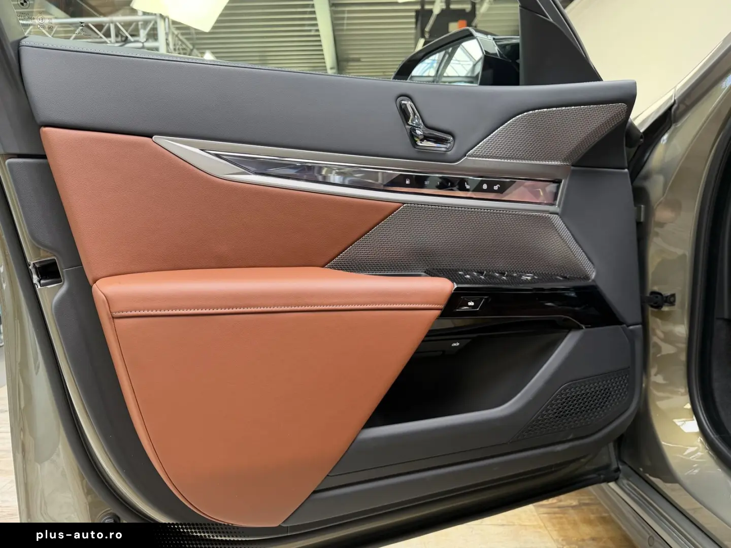 BMW M760 e xDr. Executive TwoTone TV B&W UPE218