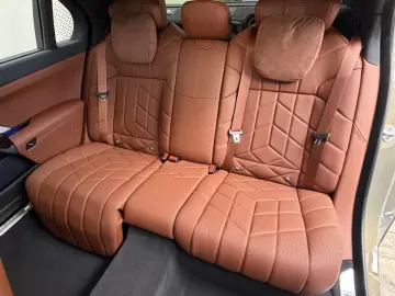 BMW M760 e xDr. Executive TwoTone TV B&W UPE218
