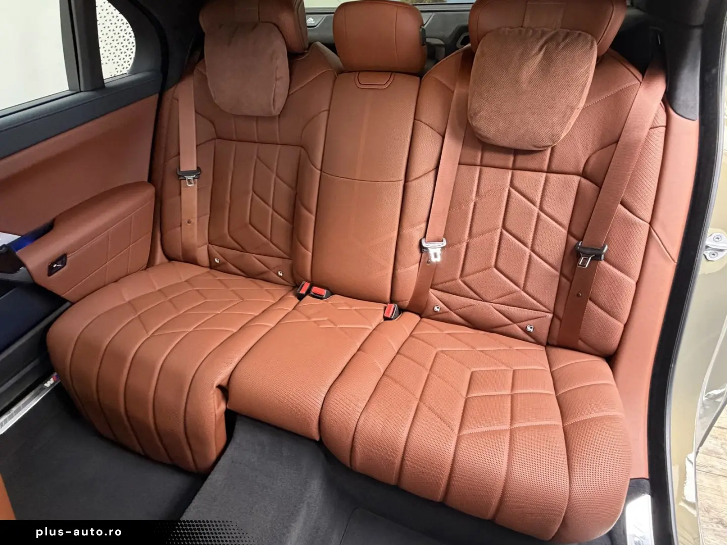 BMW M760 e xDr. Executive TwoTone TV B&W UPE218