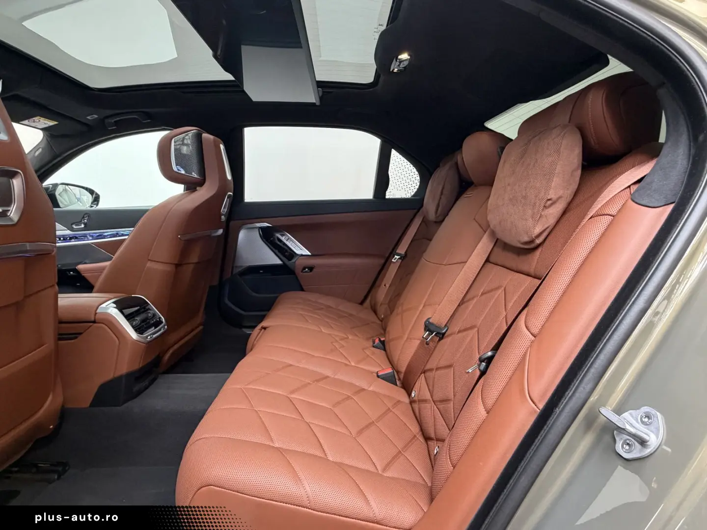 BMW M760 e xDr. Executive TwoTone TV B&W UPE218