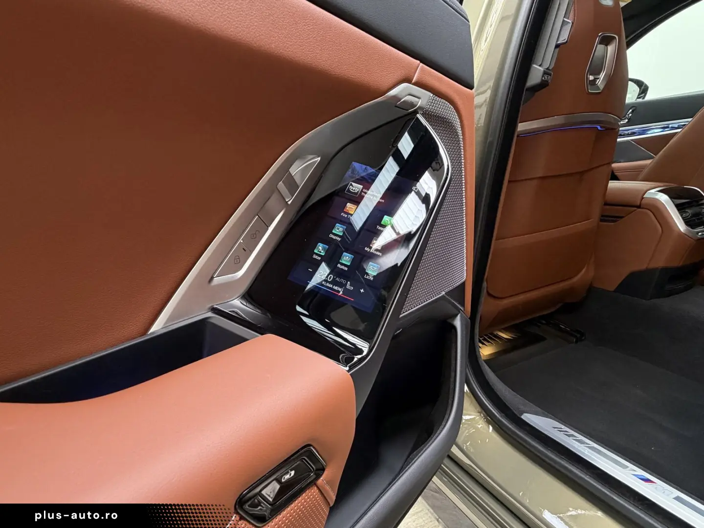 BMW M760 e xDr. Executive TwoTone TV B&W UPE218