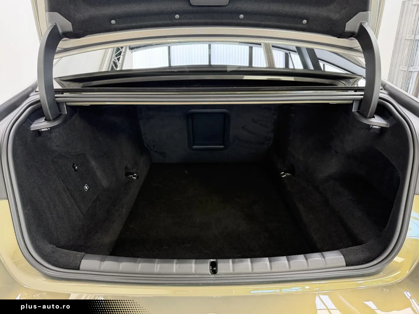 BMW M760 e xDr. Executive TwoTone TV B&W UPE218
