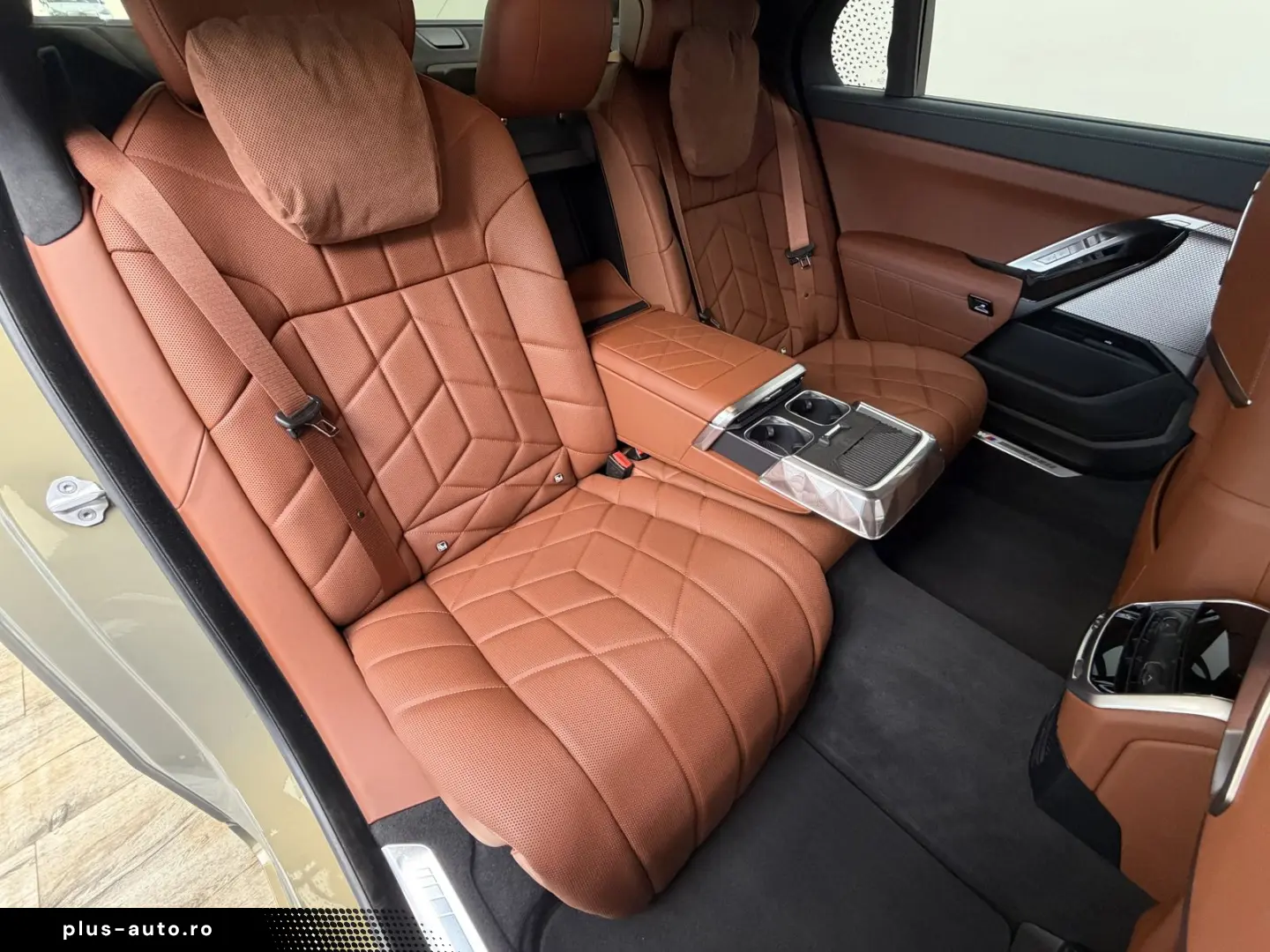 BMW M760 e xDr. Executive TwoTone TV B&W UPE218