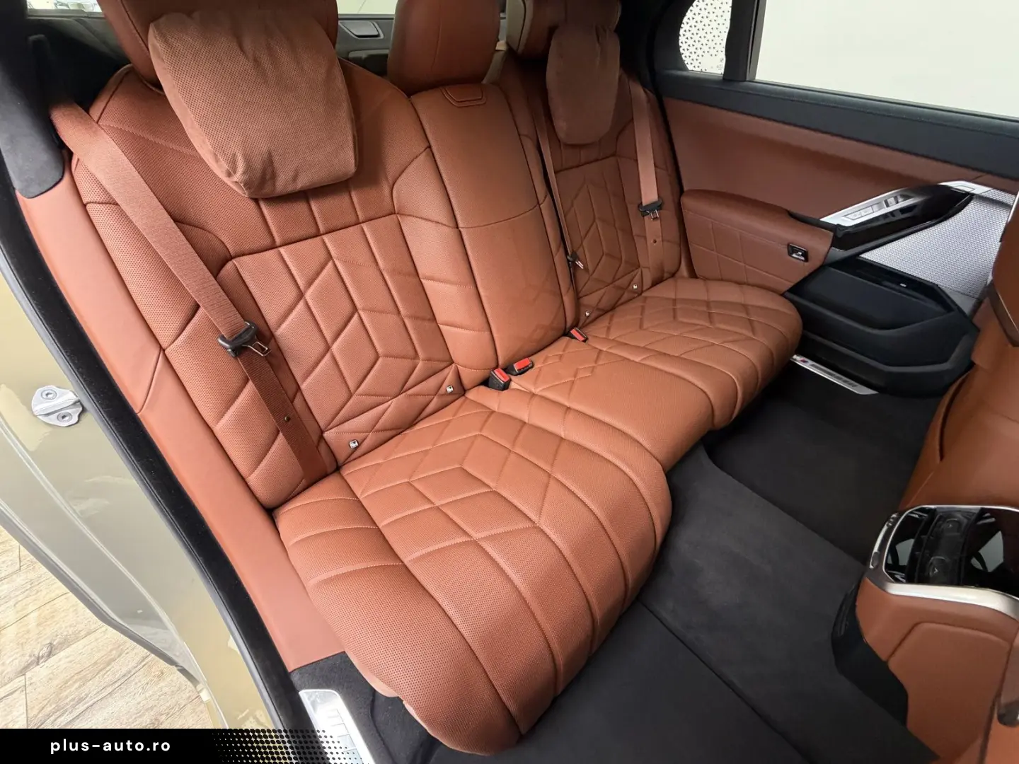 BMW M760 e xDr. Executive TwoTone TV B&W UPE218