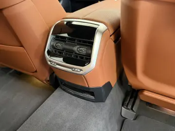 BMW M760 e xDr. Executive TwoTone TV B&W UPE218
