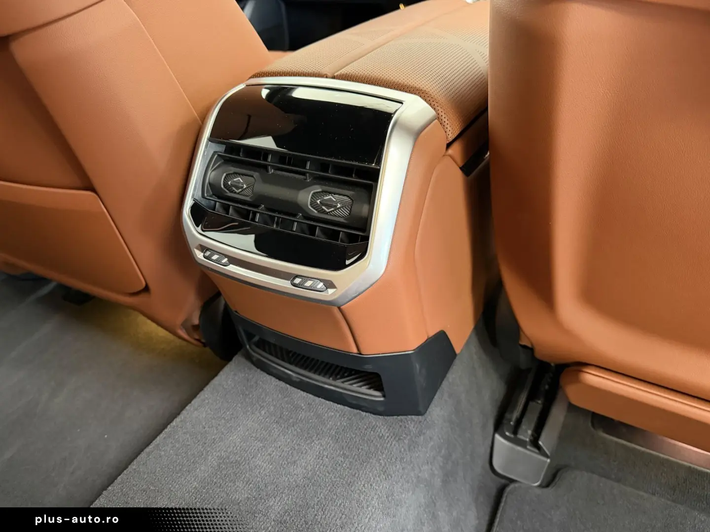 BMW M760 e xDr. Executive TwoTone TV B&W UPE218