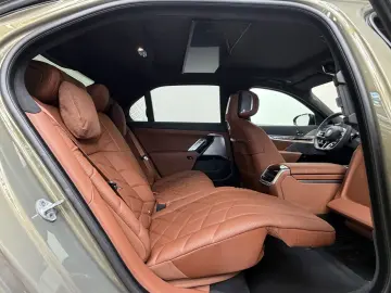 BMW M760 e xDr. Executive TwoTone TV B&W UPE218