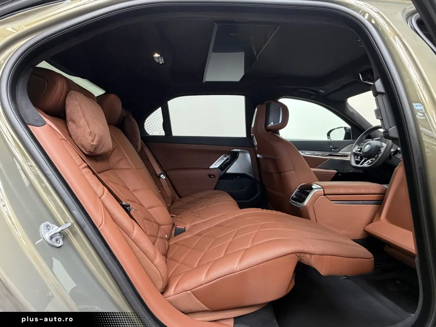 BMW M760 e xDr. Executive TwoTone TV B&W UPE218