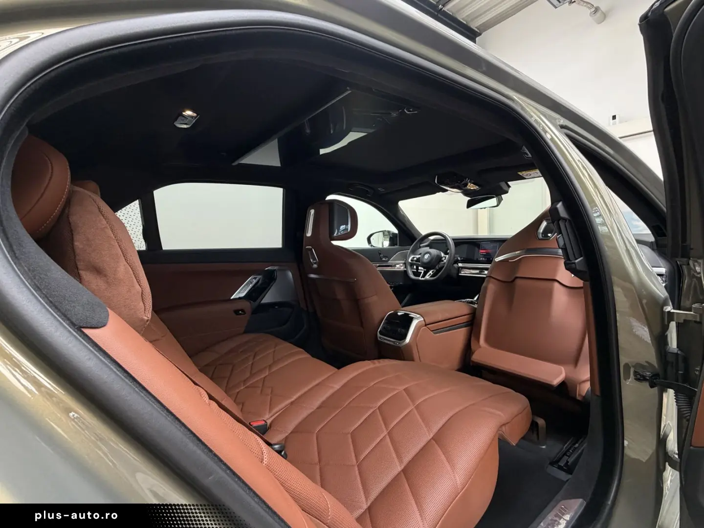BMW M760 e xDr. Executive TwoTone TV B&W UPE218