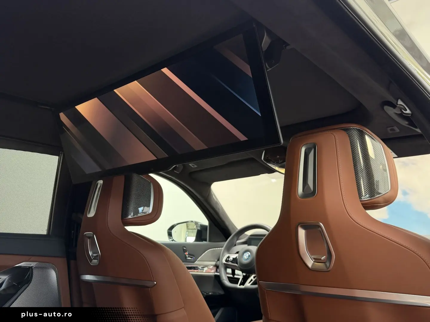 BMW M760 e xDr. Executive TwoTone TV B&W UPE218