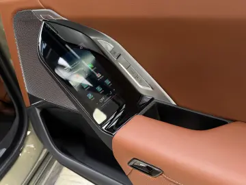 BMW M760 e xDr. Executive TwoTone TV B&W UPE218