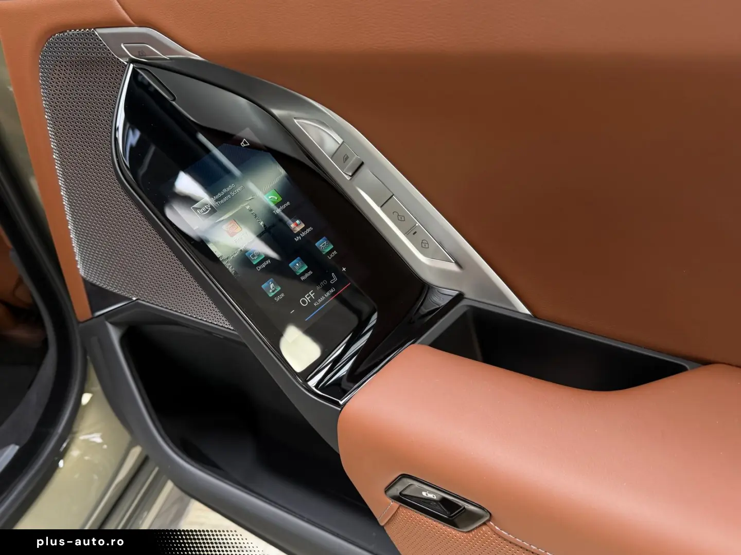 BMW M760 e xDr. Executive TwoTone TV B&W UPE218