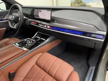 BMW M760 e xDr. Executive TwoTone TV B&W UPE218