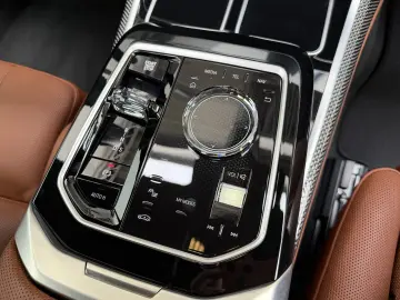BMW M760 e xDr. Executive TwoTone TV B&W UPE218